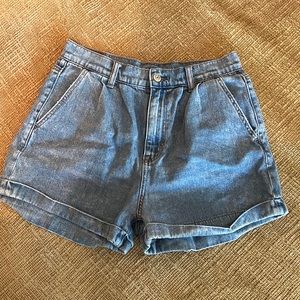 American Eagle Womens Mom Shorts Size 4 EUC Light Wash Cuffed